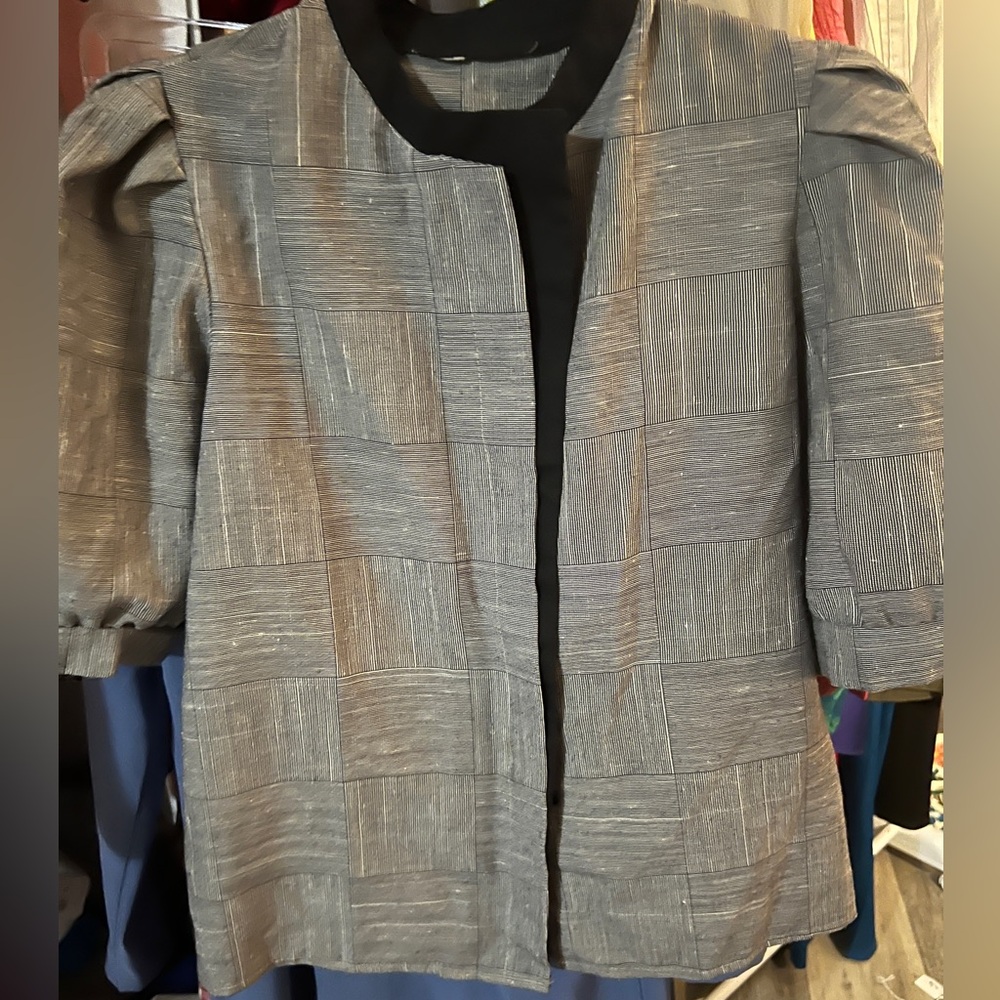 This chic gray shirt features small buttons and trendy short puffy sleeves.